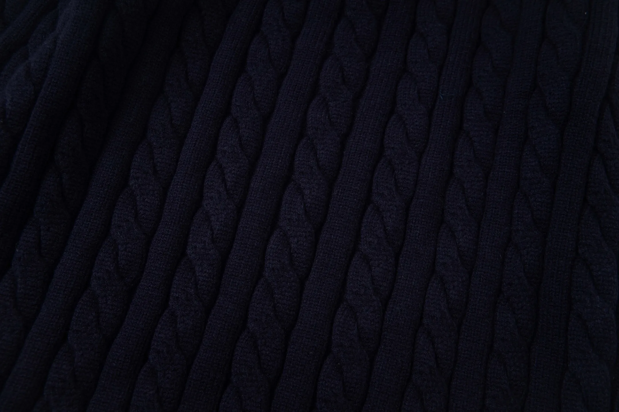 P250 model number: Y196 Ralph Lauren Men's half-zip twist sweater has a really nice style. It can be worn alone or as a jacket to be worn inside or outside. The upper body shows personal fashion charm. Four colors are available. Same style for men and women. A must-have item for new summer products. Hang tag. Hanging beads. Washable packaging bag. Full set of accessories. Very good appearance. Super exquisite workmanship. Size: S-XL